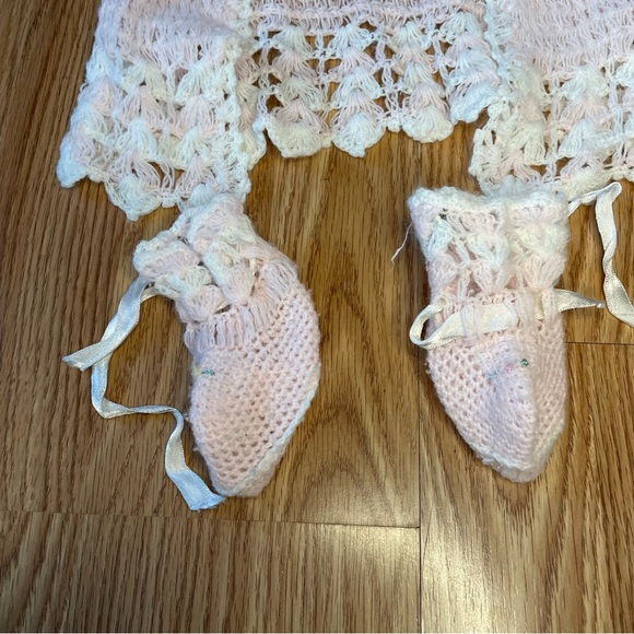 VINTAGE CRADLE KNIT PINK WHITE CROCHET SWEATER AND BOOTIES NEWBORN DOLL - Picture 6 of 8